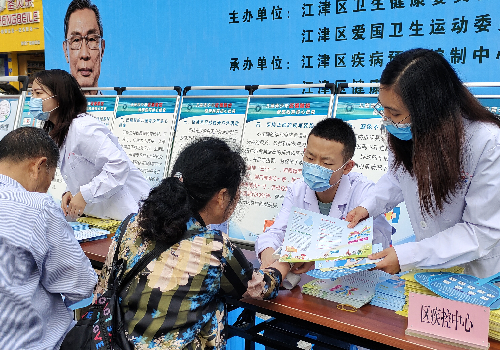 工作人员为群众测量血压并普及健康知识 杨媚摄_副本
