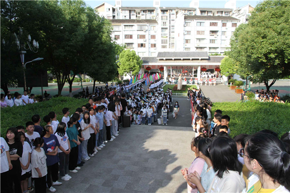 大昌中学学子前往高考考场。巫山县委宣传部供图 华龙网发