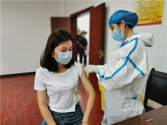 企业职工正在接种疫苗。云阳县委宣传部供图 华龙网发