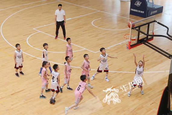 篮球小组赛 唐纯 摄