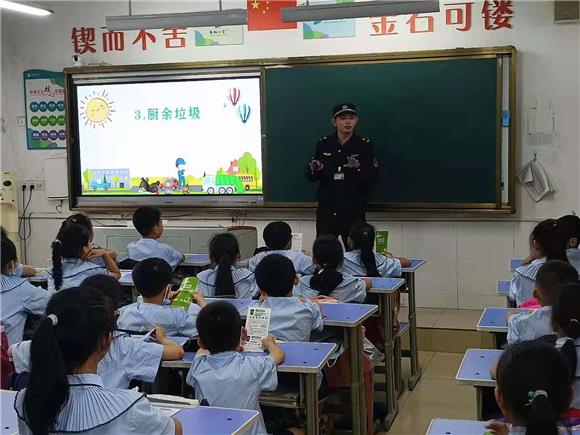 镇城市管理工作者化身“老师”，向孩子讲解重庆市生活垃圾处理、分类等相关知识。通讯员 邓永洪 摄