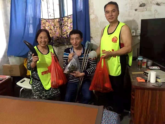 百姓衣橱志愿者将香粽送到辖区残疾人士手中传递关爱。郭家沱街道供图 华龙网发