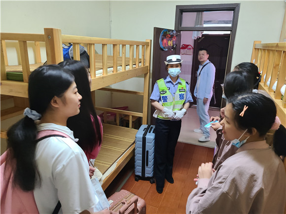 王玉双将参加高考的学子送到考点与他们交谈。云阳县公安局供图 华龙网发