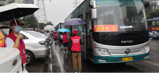 黄桷义工志愿者雨中送考   通讯员 陈敏  摄