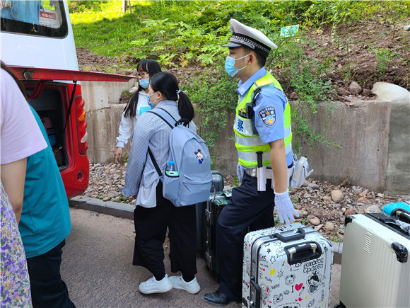 饶晋豪帮助学生搬运行李。云阳县公安局供图 华龙网发