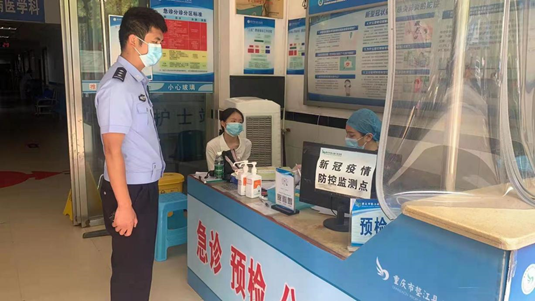 垫江交巡警正陪同考生做核酸检测。通讯员 刘晋荣 摄