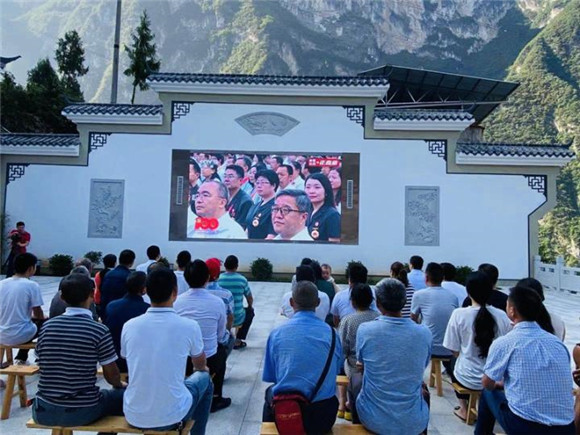 2上午8点过，巫山县下庄村群众观看庆祝中国共产党成立100周年大会直播。巫山县融媒体中心 向君玲 摄