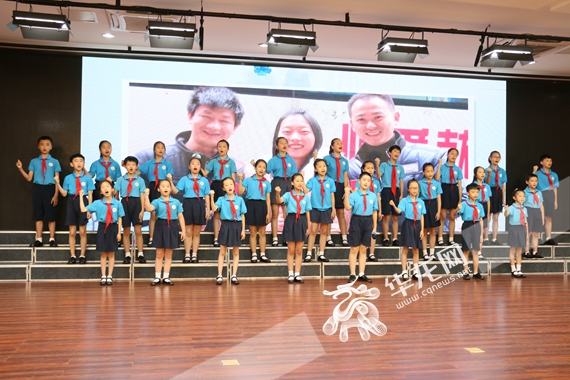 3、育才小学合唱团的孩子把《和你一样》这首歌献给王红旭老师 赵桂凯 摄