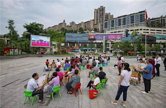 3万州区牌楼街道石峰社区，居民在新建的广场收看庆祝中国共产党成立100周年电视直播。记者 冉孟军 摄