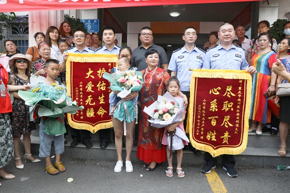 当事人送来锦旗。南川区公安局供图 华龙网发