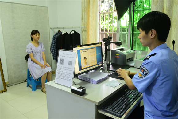 民警给王铭办理身份证业务。云阳县公安局供图 华龙网发
