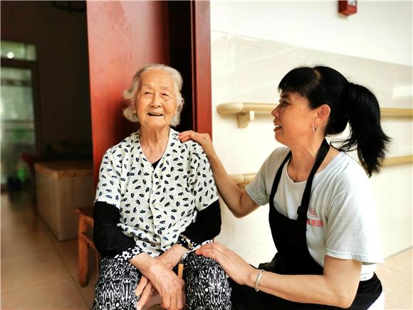 90岁的杨连福开心生活。特约通讯员 谭显全 摄