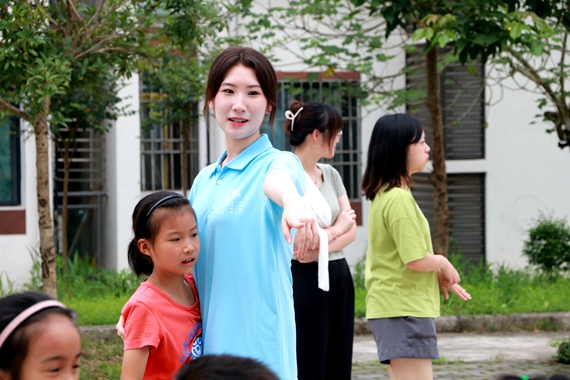 志愿者和孩子们互动。长江师范学院传媒学院供图 华龙网发