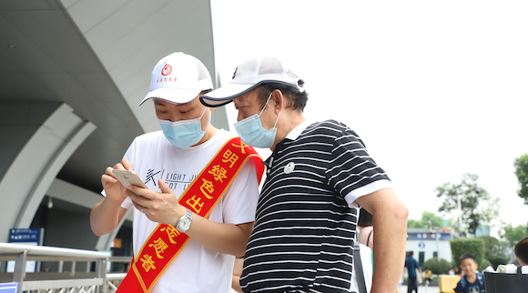 党员志愿者为市民提供出行服务。通讯员 裴梓臣 摄