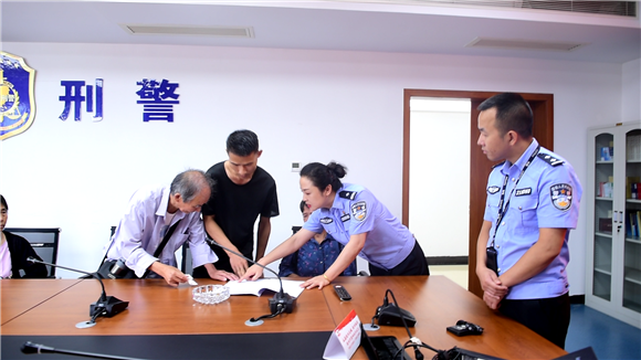 民警解读鉴定结果。云阳县公安局供图