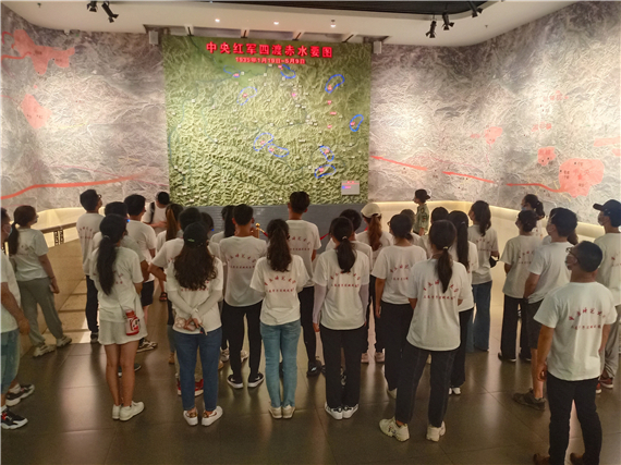 学子们参观四渡赤水纪念馆 2.学子们参观四渡赤水纪念馆