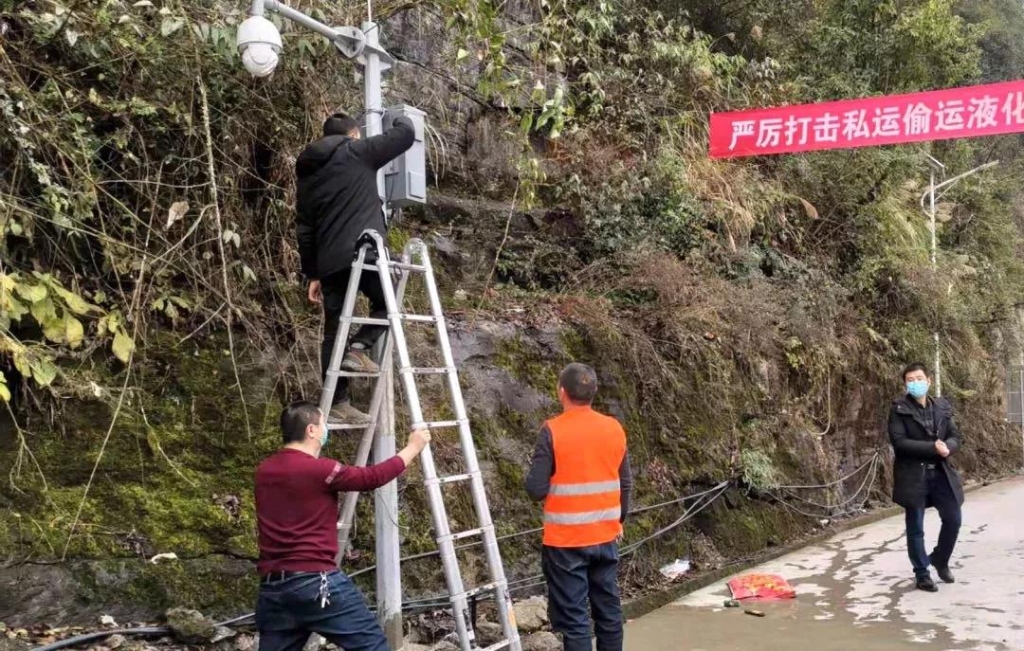 开通五福乡至湖北省际公路视频监控网络，支撑疫情防控工作开展。中国电信重庆公司供图 华龙网发