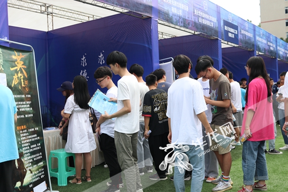毕业生排队面试中 唐纯 摄