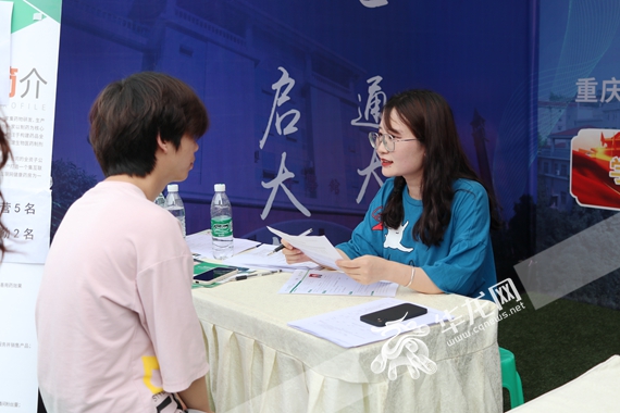 毕业生与招聘单位正在交流 唐纯 摄