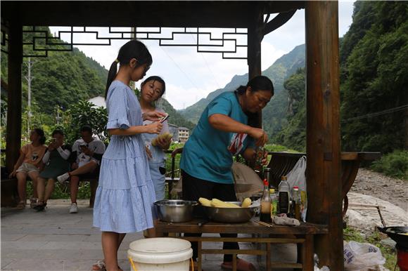 村民在荷花池售卖麻辣洋芋。通讯员 刘良玉 摄
