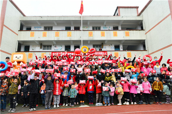 重庆綦江新民齐雨小学的小朋友收到了卫生防护包。安利供图华龙网发