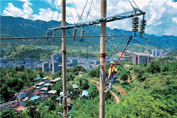 国网重庆巫溪供电公司员工开展带电搭接引流线工作。通讯员 李实鲜 摄
