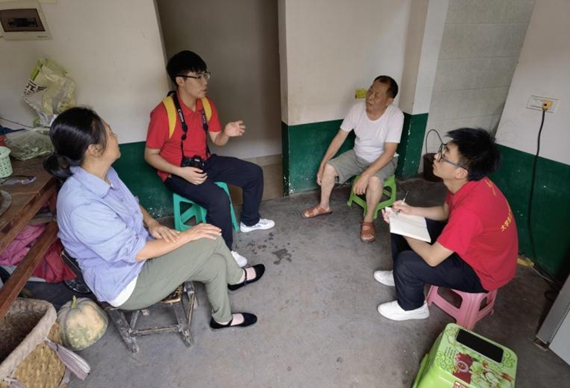 同学们积极与当地村民了解情况 重庆理工职业学院供图 华龙网发 同学们积极与当地村民了解情况 重庆理工职业学院供图 华龙网发