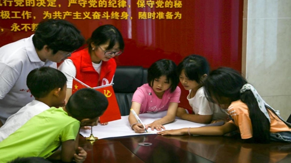 1、社工、志愿者带领小朋友们制定小组约定 学校供图 华龙网发
