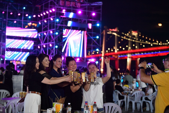 2021不夜九龙坡啤酒文化节吸引众多市民参与。 通讯员 周邦静 摄