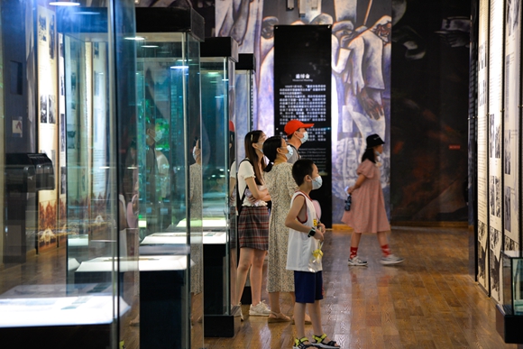 人们在重庆红岩魂陈列馆参观。