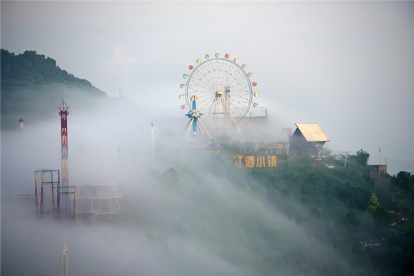 涪陵现平流雾景观 云雾缭绕似仙境
