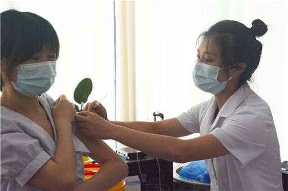 近日，梁平区工业园区企业员工在进行疫苗接种。梁平区委宣传部供图 华龙网发