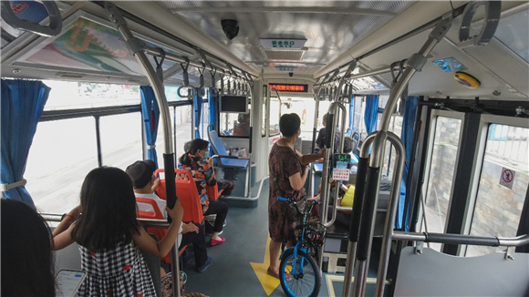 606公交线路开通以来，极大的改善了沿途群众出行条件。铜梁区委宣传部供图