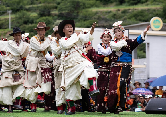 在道孚县亚卓镇，当地藏族群众在跳舞。