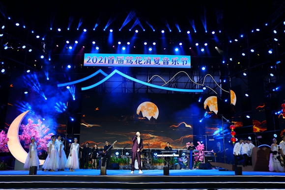 首届莺花消夏音乐节在江北鎏嘉码头开幕。 江北区委宣传部供图 华龙网发