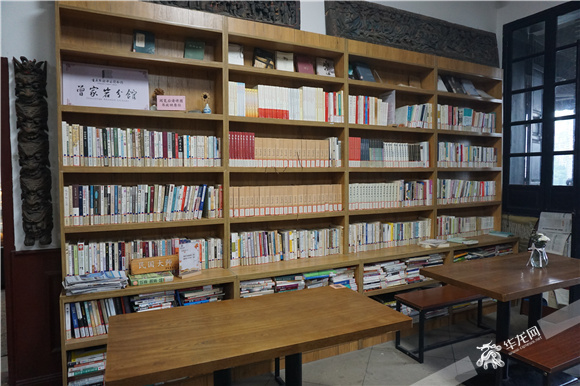 2、曾家岩书院作为渝中区图书馆分馆，藏书丰富。华龙网—新重庆客户端记者 舒婷 摄