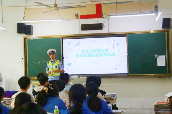 垫江交巡警大队民警正在为同学们上交通安全课。通讯员 刘晋荣摄