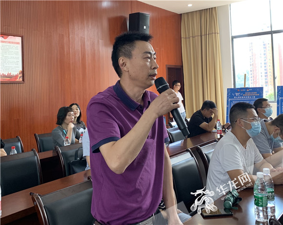 2市民现场提问。华龙网-新重庆客户端记者 李成 摄
