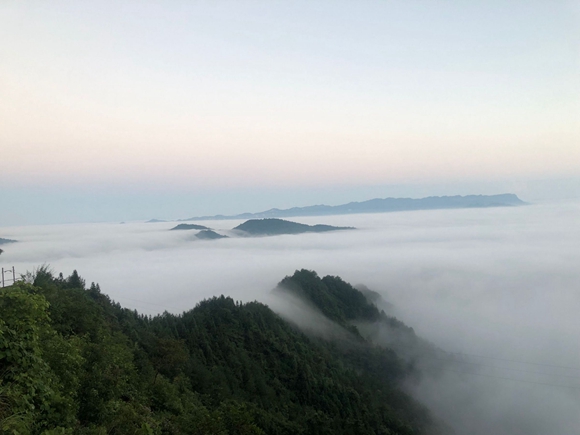 山间飘散着朦胧轻盈的晨雾。通讯员 简颖 摄