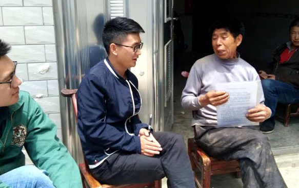 周勇与村民交流 学校供图 华龙网发 mExjZvY77iAaazk2K88pZkaZMAO1VrUO2ug