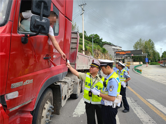 交巡警正在查路过卡点车辆。云阳县交巡警供图