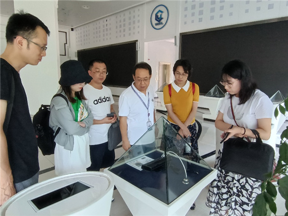 苏小平向暑期社会实践万州团成员介绍产品研发等情况。通讯员 于晓东 摄