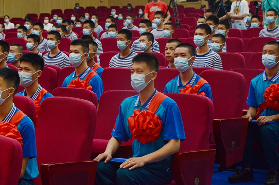 重庆11中海军航空实验班44名同学被海军航空大学录取 南岸教委供图 华龙网发