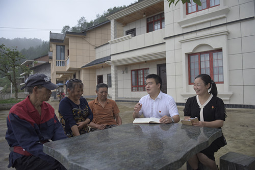 王毕峰（右二）走访村民。特约通讯员 隆太良 摄