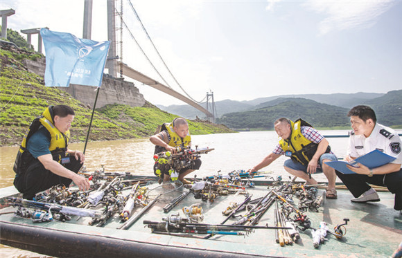杨河溪护渔点，护渔队员清点收缴的非法渔具。