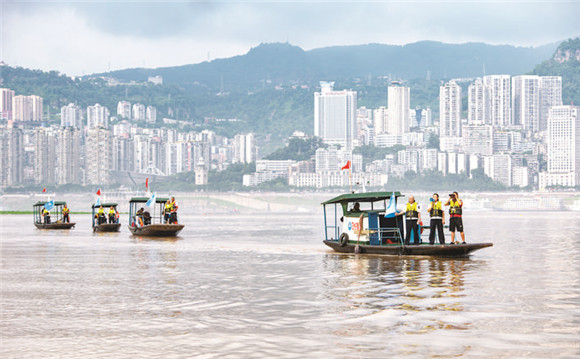 护渔队在长江万州段巡查。