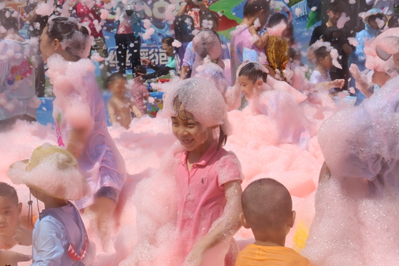 孩子们享受“泡泡”的乐趣。王成杰 摄