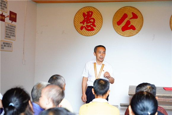 毛相林向村民讲述自己的获奖经历。巫山县委宣传部供图 华龙网发