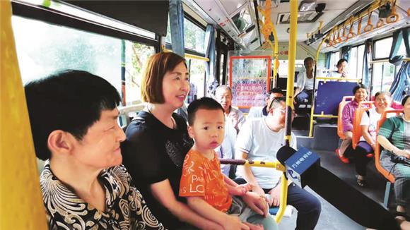 市民坐上首条城区公交线路的公交车，出行更加方便。通讯员 蒋超 摄