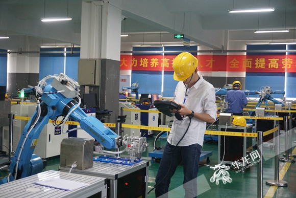 工业机器人应用技术项目比赛。华龙网-新重庆客户端记者 舒婷 摄